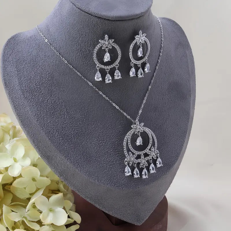 Damen-Schmuckset – Blumenförmige Halskette und Ohrringe mit Zirkonia