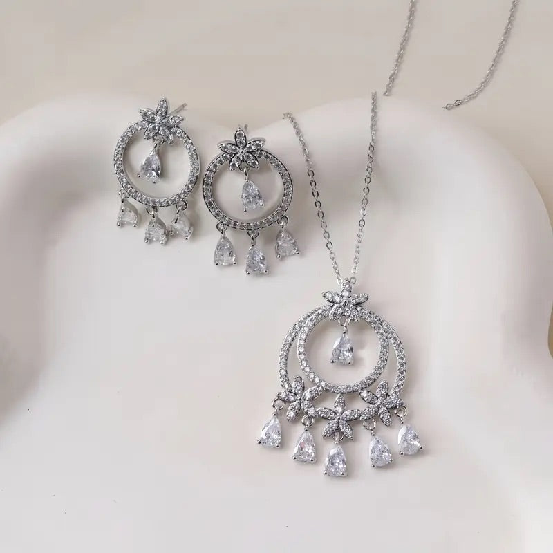 Damen-Schmuckset – Blumenförmige Halskette und Ohrringe mit Zirkonia